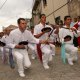 <p>&nbsp;</p>
<div style="line-height: 150%"><span style="font-size: small"><b>DANZA DE ESPADAS DE CARRIL, VILAGARC&Iacute;A, PONTEVEDRA.</b></span></div>
<div style="text-indent: 35.4pt; line-height: 150%"><span style="font-size: small">O d&iacute;a do ap&oacute;stolo Santiago, 25 de xullo, cel&eacute;brase na parroquia de Carril, no concello de Vilagarc&iacute;a, outra das danzas gremiais m&aacute;is antigas de Galicia, a &ldquo;Farsa&rdquo; ou &ldquo;Danza das Espadas&rdquo; que parece que comezou a bailarse en honra a este santo al&aacute; polo 1666. </span></div>
<div style="text-indent: 35.4pt; line-height: 150%"><span style="font-size: small">A Farsa de Carril arrinca, xunto coa procesi&oacute;n, da igrexa desta parroquia o d&iacute;a 25 de xullo pola tarde (a iso das sete) e est&aacute; composta por m&aacute;is de cincuenta bailadores, tradicionalmente todos homes, vestidos con pantal&oacute;n e&nbsp;camisa brancas, esta &uacute;ltima coa cruz vermella de Santiago, faixa de cor amarela e vermella e unha chapela na cabeza. </span></div>
<div style="text-indent: 35.4pt; line-height: 150%"><span style="font-size: small">Unha vez a procesi&oacute;n sae da igrexa e escoitado o himno, os farsantes realizan unha xenuflexi&oacute;n diante do santo e arrinca as&iacute; a farsa ao son dunha banda de m&uacute;sica. Nela os danzantes realizan varias figuras, como o caracol ou a estrela, para rematar cun acto simb&oacute;lico no que o p&aacute;rroco pasa por riba das espadas e logo por baixo do santo. Despois da danza, os farsantes acompa&ntilde;an ao santo e as&iacute; toda a procesi&oacute;n percorre as principais r&uacute;as de Carril durante m&aacute;is de d&uacute;as horas en compa&ntilde;a de tres xigantes.</span></div>
<div style="line-height: 150%">&nbsp;</div>
<p>Fotograf&iacute;a de Fernando Garc&iacute;a</p>